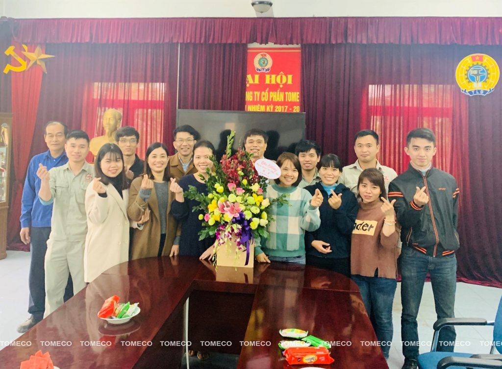 Đại diện BCH Công đoàn công ty TOMECO An Khang chúc mừng Nữ CBCNV tại nhà máy.