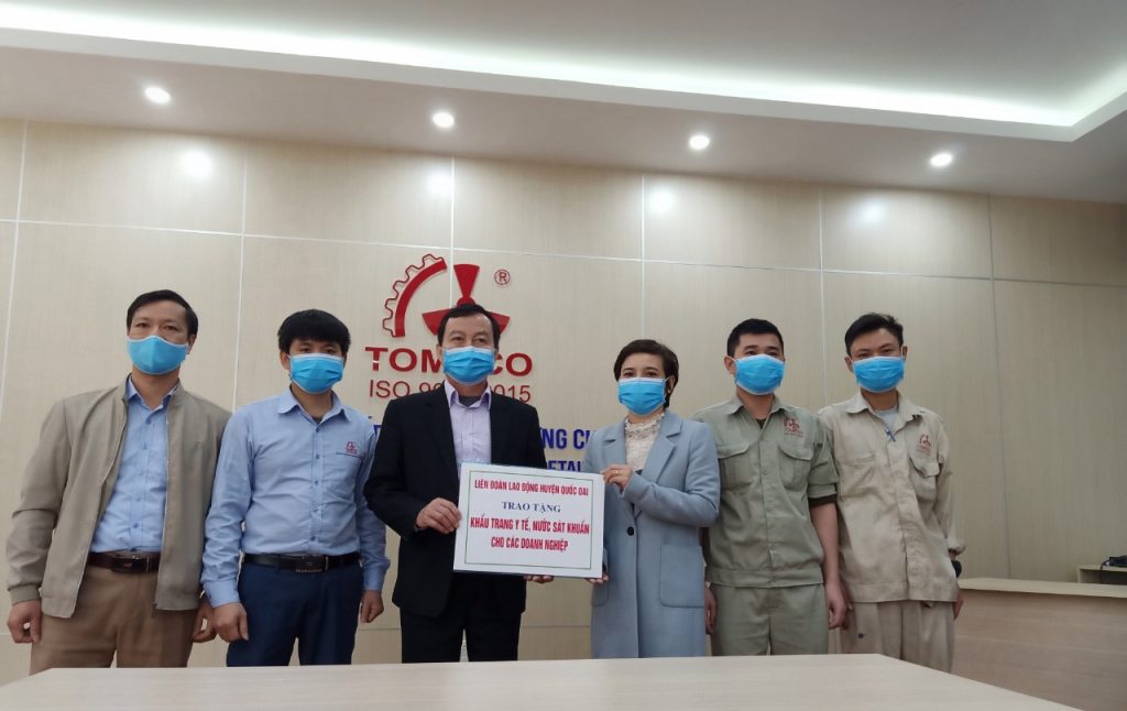 LĐLĐ Quốc Oai tặng quà TOMECO hỗ trợ doanh nghiệp