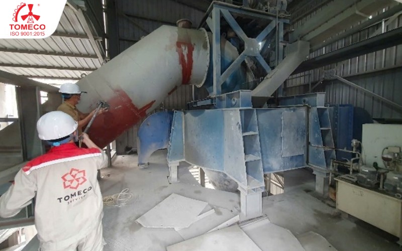 Kỹ sư TOMECO thực hiện đo kiểm tại hiện trường. Kỹ sư TOMECO thực hiện đo kiểm tại hiện trường.