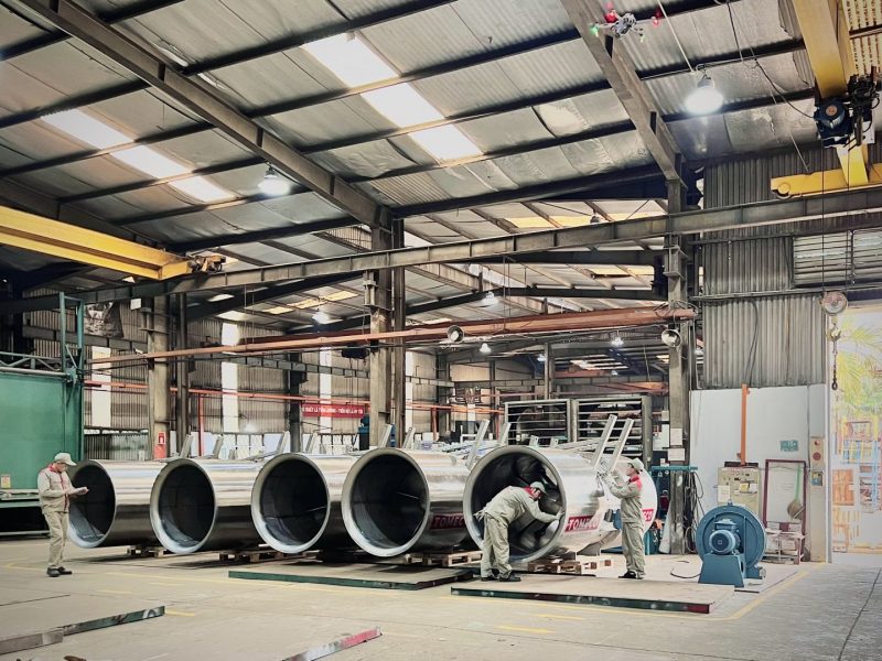 Các kỹ thuật viên đang hoàn thiện lắp ráp sản phẩm