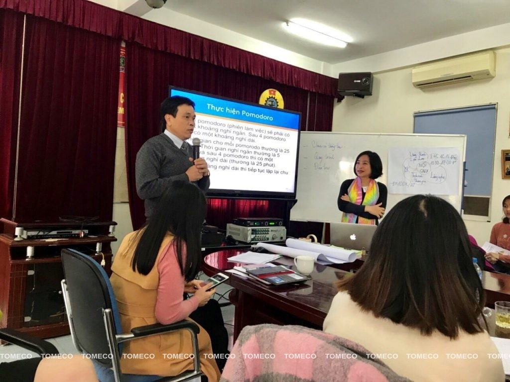 Mr. Le Quy Kha - Chairman / CEO delivered a speech at the training session, encouraging members to actively participate and actively participate in TOMECO's training activities.