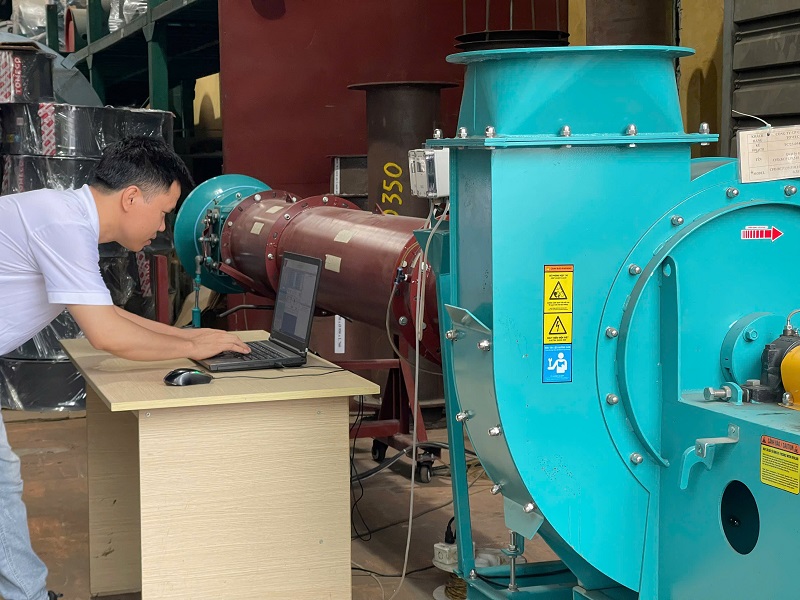 Kỹ sư kiểm tra thông số đo kiểm quạt công nghiệp trước nghiệm thu