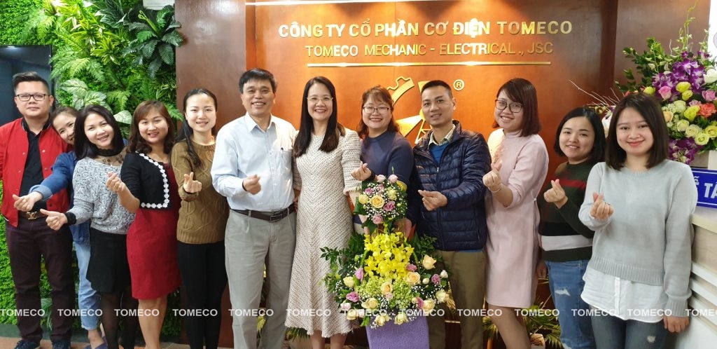 Công ty dịch vụ Cơ điện TOMECO tặng hoa cho nữ CBNV Công ty