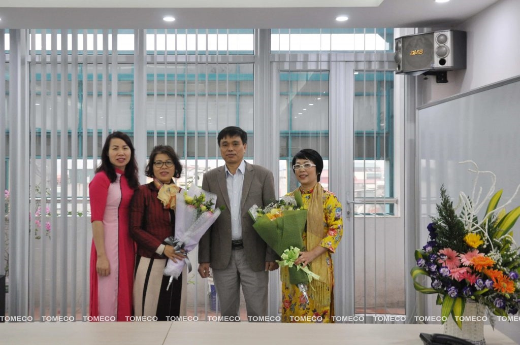 Chairman of TOMECO gave flowers to Consultant team