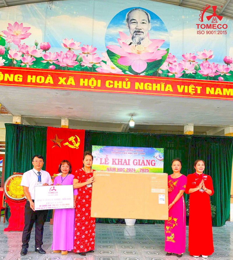 Trao tặng ti vi cho trường tiểu học Việt Vinh - Bắc Quang - Hà Giang